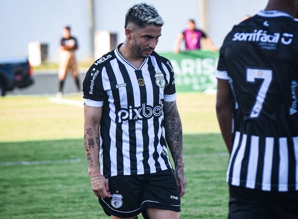 Dione se preparando para cobrar falta contra o Botafogo-PB — Foto: Daniel Vieira / Treze