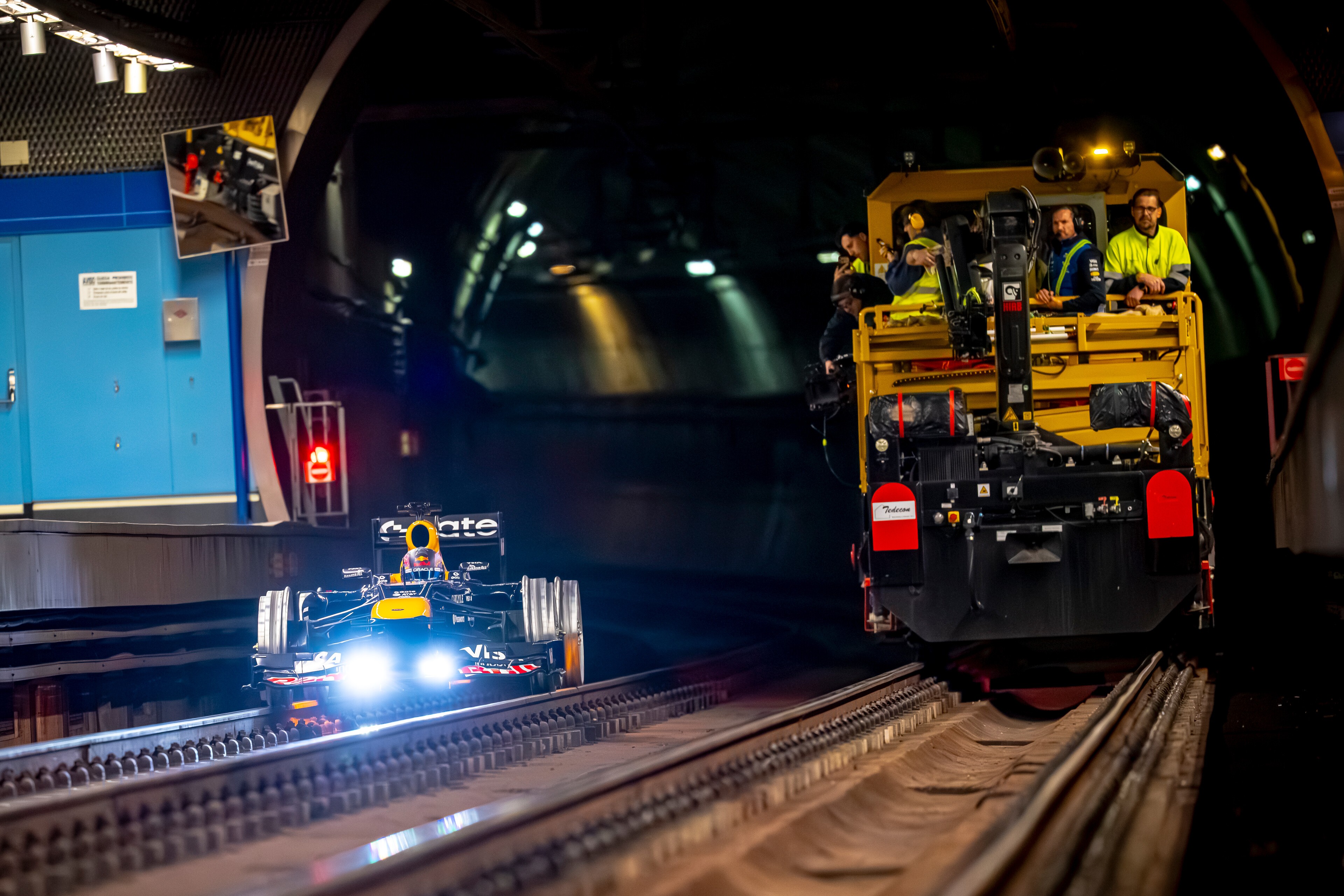 Red Bull adapta carro, e ex-F1 pilota em trilhos de metrô em Madri; veja