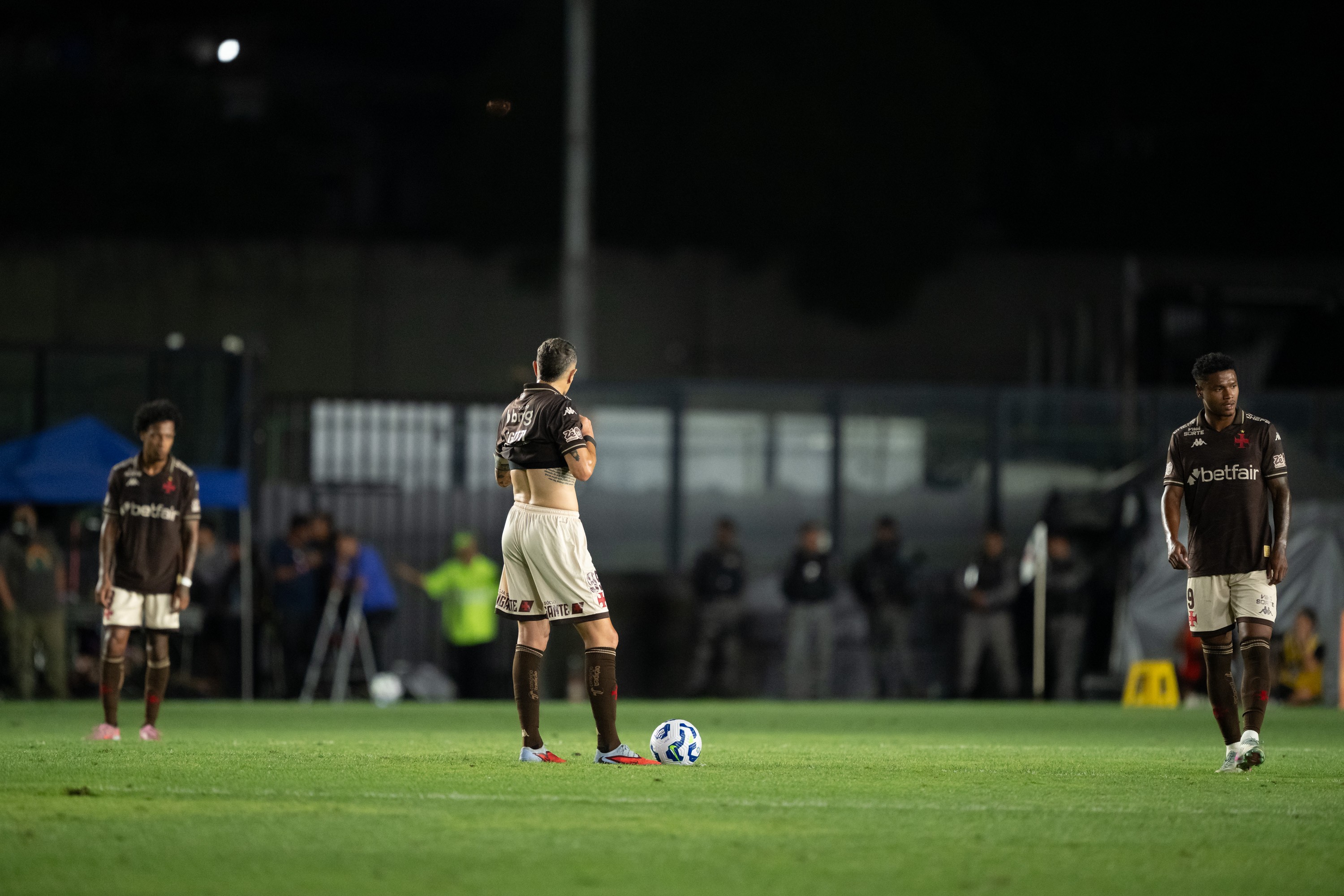 Seis chutes no gol em três jogos: pobreza ofensiva ajuda a explicar a fase ruim do Vasco no Brasileirão | Ge