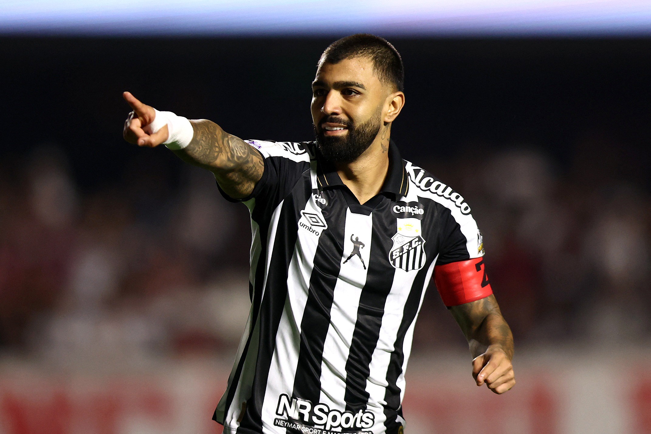 Além da Seleção: Gabigol persegue recordes no Santos e se aproxima do top-5 do Brasileirão