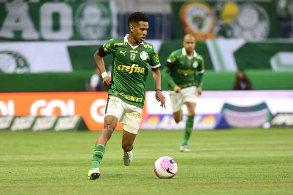 Estêvão busca gol em clássico após polêmica no Corinthians e Palmeiras.
