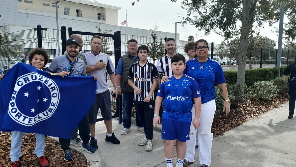 Torcedores de Atlético-MG e Cruzeiro antes de clássico em Orlando — Foto: Gabriel Duarte