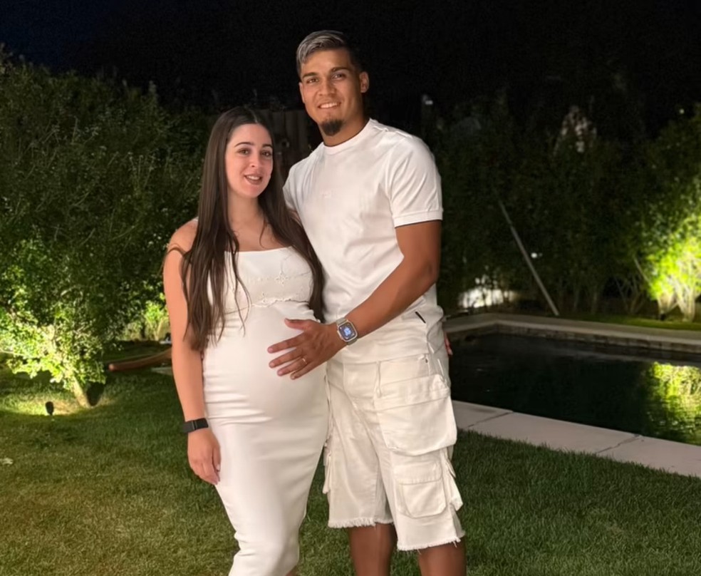 Arezo, do Grêmio, posta foto com a namorada grávida durante o ano novo — Foto: Reprodução/Instagram
