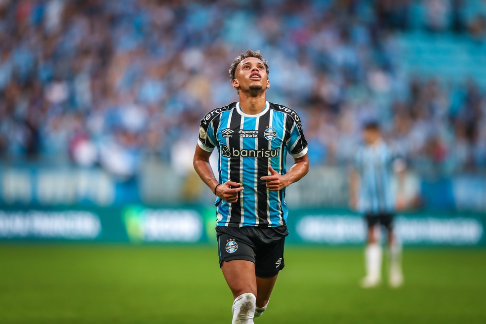 Bitello comemorando gol na vitória contra o Coritiba — Foto: Lucas Uebel/Grêmio