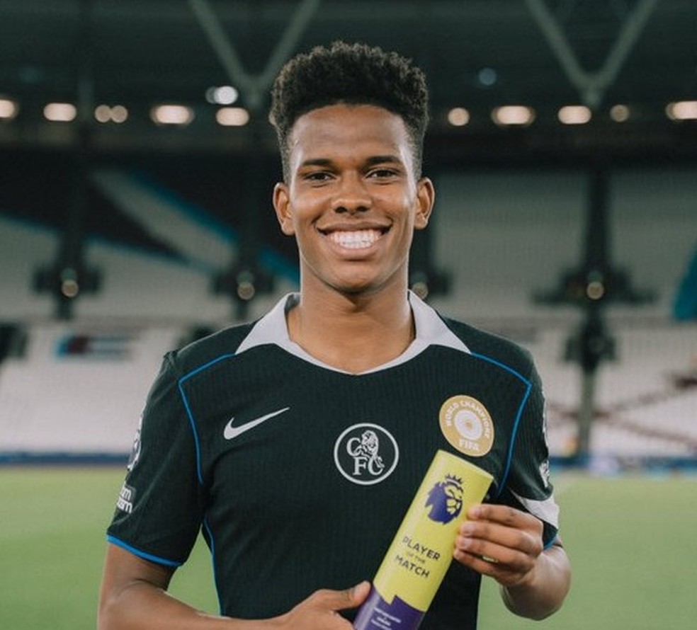 Estevão com o troféu de craque do jogo na goleada do Chelsea sobre o West Ham — Foto: Twitter/Premier League