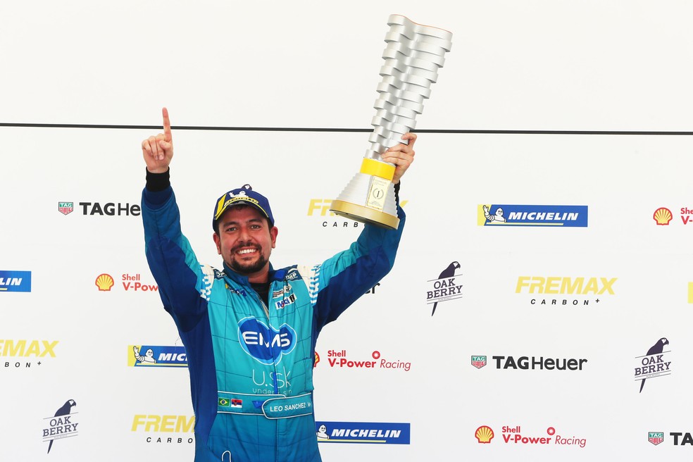 Leo Sanchez festeja vitória na primeira etapa da Porsche Cup em 2021, no Velocitta — Foto: Victor Eleutério