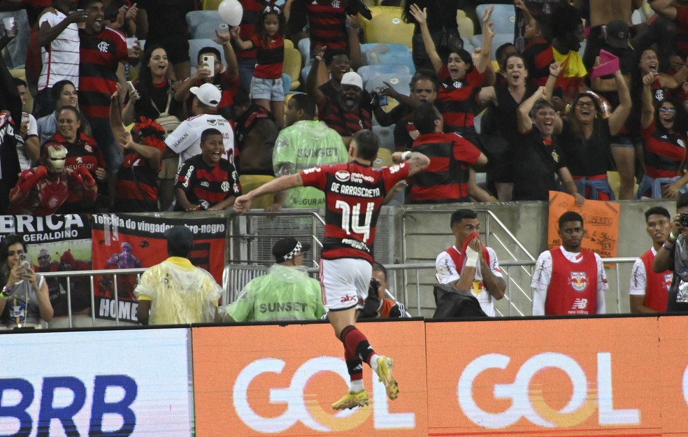 Arrascaeta comemora gol do Flamengo contra o Bragantino — Foto: André Durão