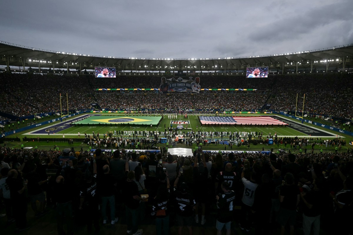 On-field action during the Baltimore Ravens and Dallas Cowboys game at the Maracanã.