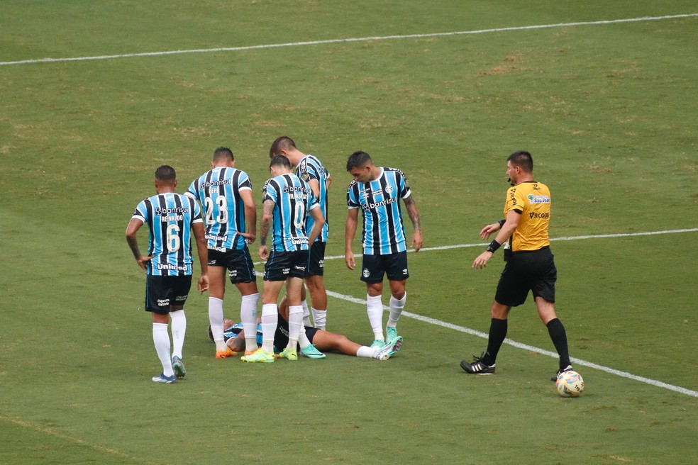 Jogadores do Grêmio, Jhonata Robert caído — Foto: Gabriel Girardon/ge