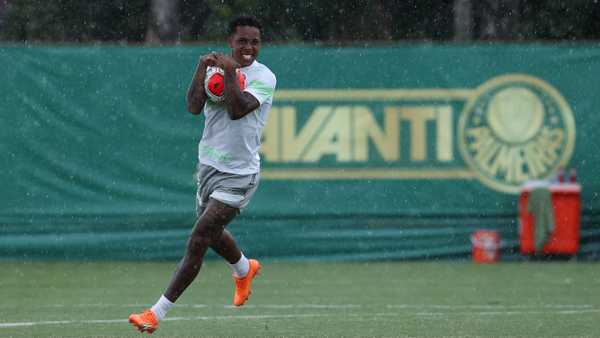 Kevin chega à Ucrânia para concluir saída do Palmeiras e assinar com o Shakhtar Donetsk