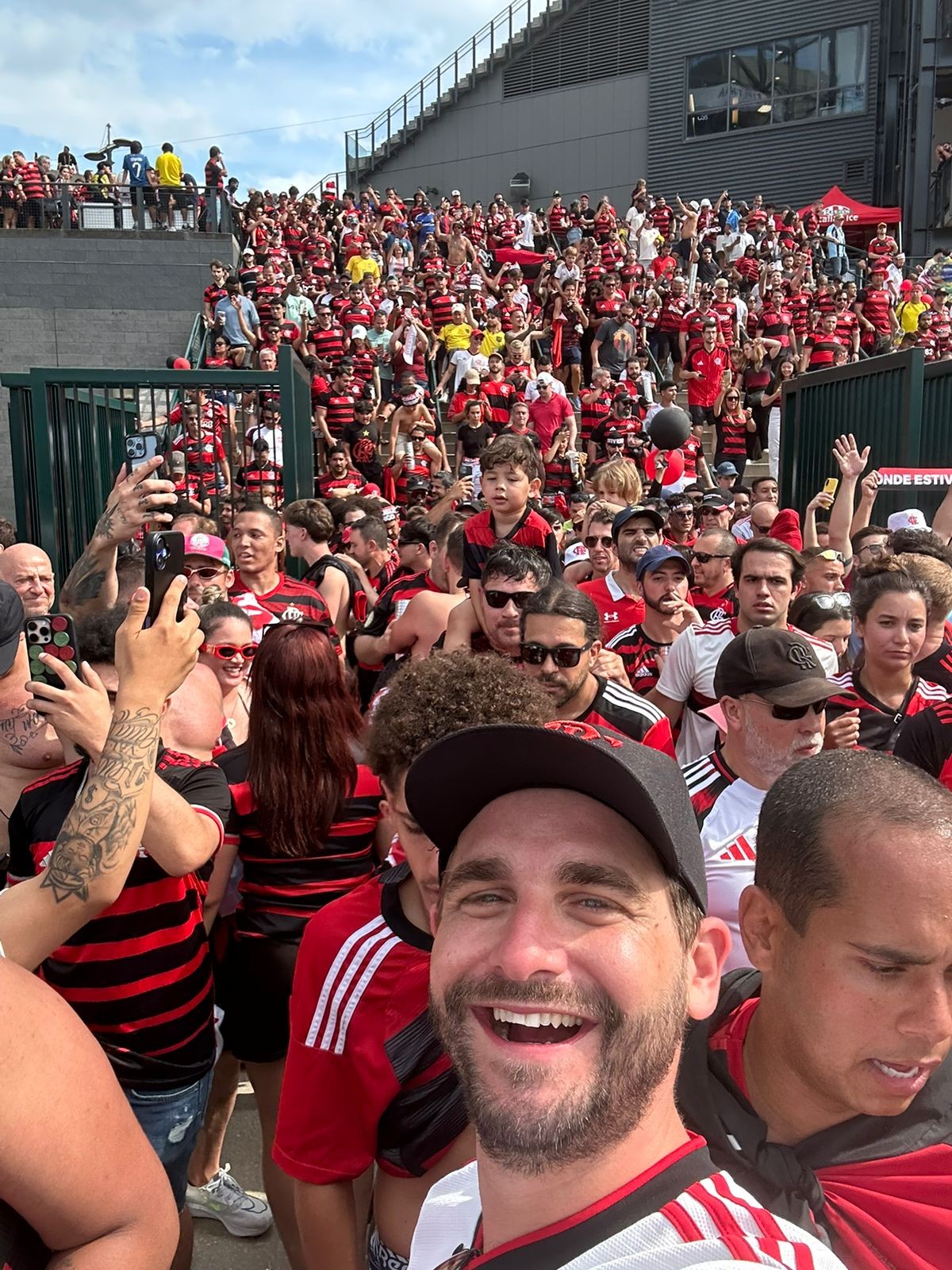 Torcida do Flamengo recria atmosfera do Maracanã nos EUA e impressiona ingleses
