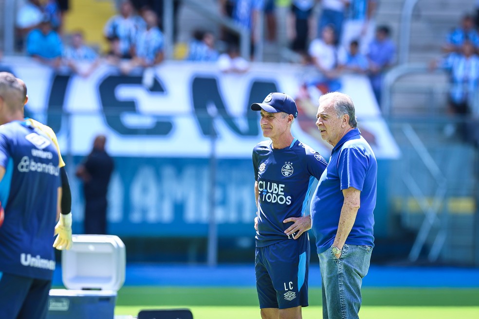 Luís Castro orienta treino do Grêmio antes da janela de transferências