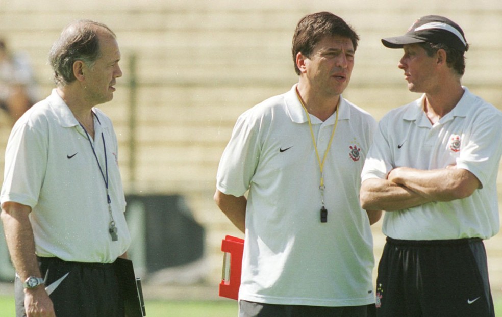 Passarella, com os auxiliares Alejandro Sabella e Márcio Bittencourt, em 2005 no Timão