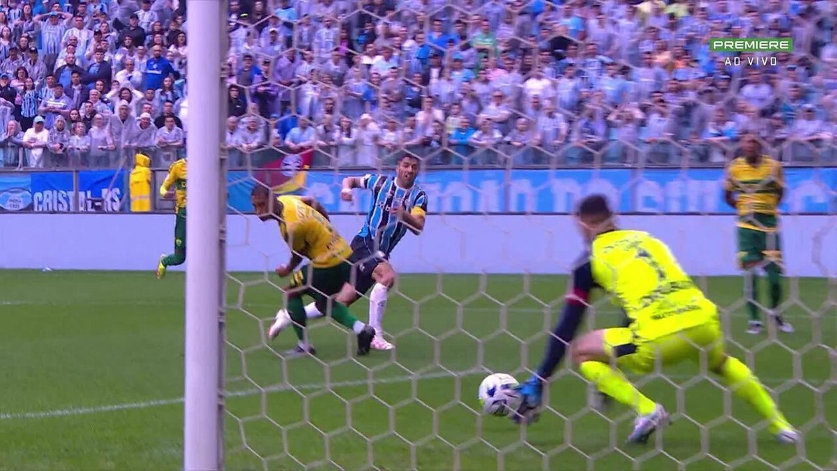 Caíque estreia em vitória do Grêmio, fala em peso da camisa e recebe afago de Renato