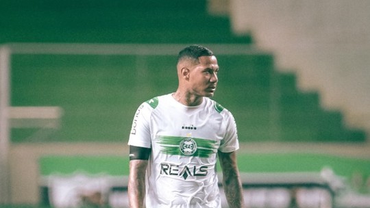 
Volante Zé Gabriel, do Coritiba, recebe alta após mal-estar durante partida da Série B