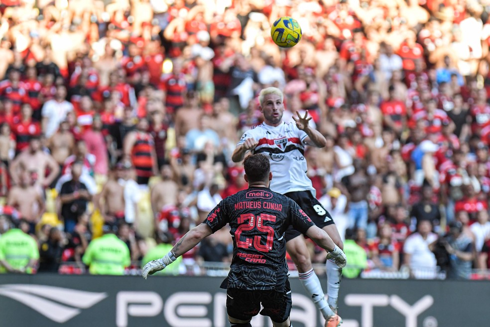Calleri sobe para cabecear em Flamengo x São Paulo — Foto: Thiago Ribeiro/AGIF
