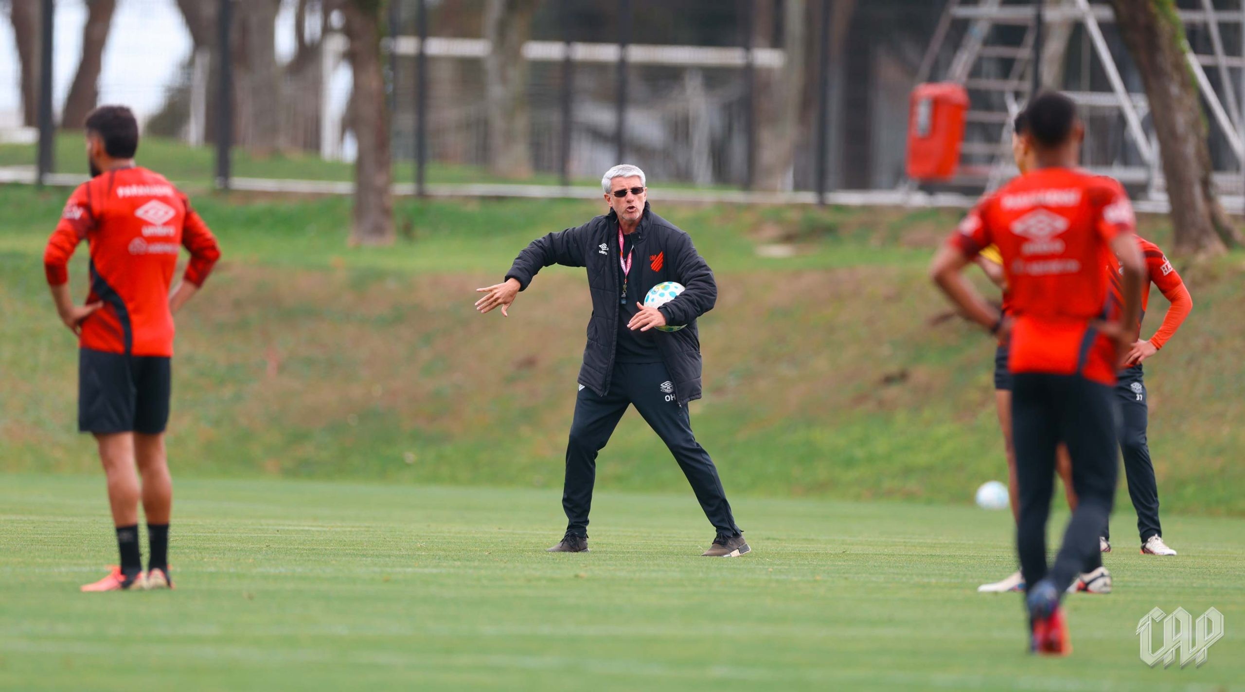 Athletico tem volta de Odair Hellmann e dúvidas na escalação para enfrentar o Palmeiras