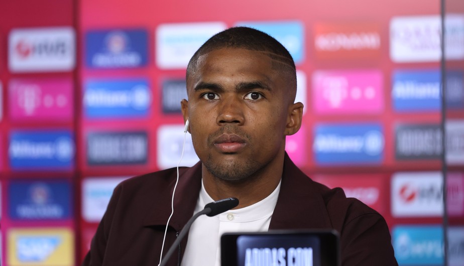 Agora é oficial! Douglas Costa está de volta ao Bayern de Munique