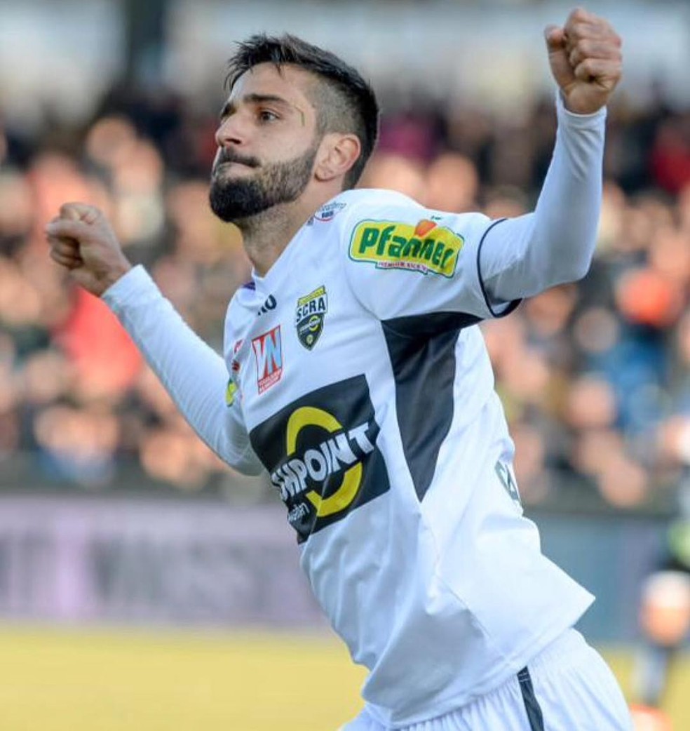 Lucas comemora gol que concorre a prêmio pela Busdesliga — Foto: Arquivo pessoal
