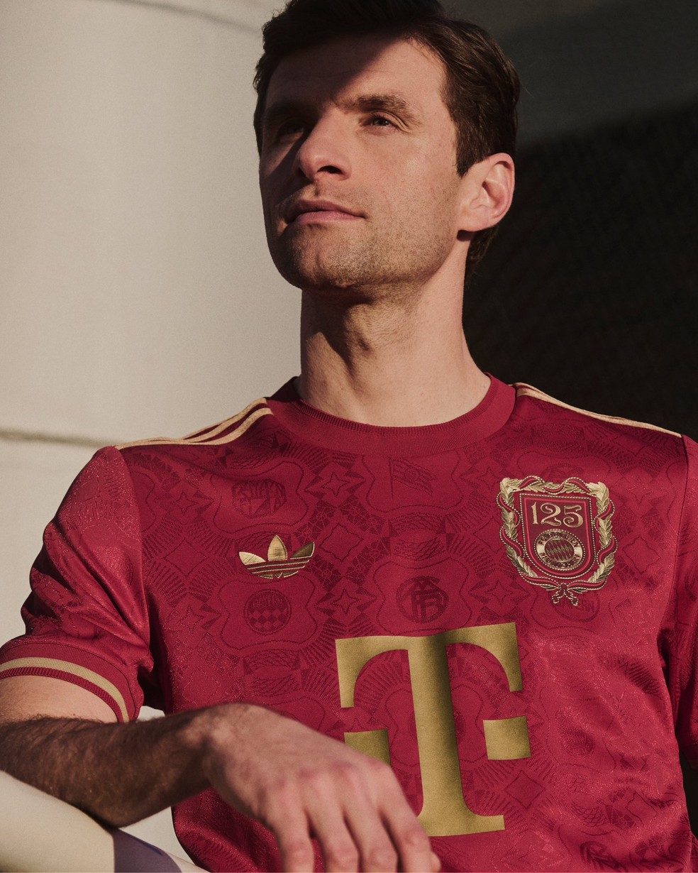 Müller foi um dos modelos do lançamento de produtos comemorativos ao 125 anos do Bayern — Foto: Bayern de Munique/Divulgação