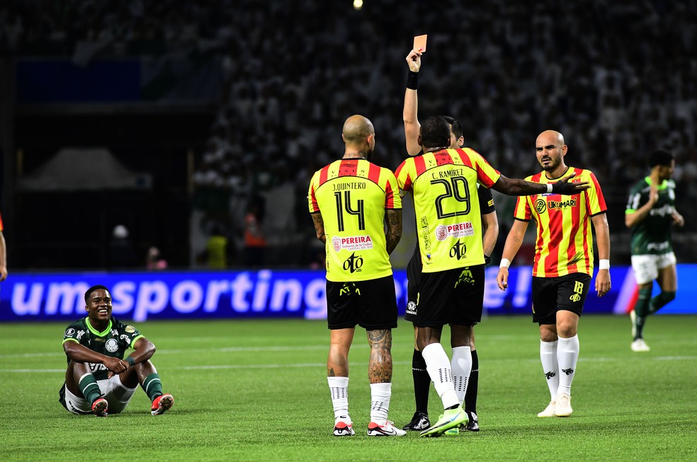 Endrick em lance que causou expulsão de zagueiro do Deportivo Pereira — Foto: Marcos Ribolli