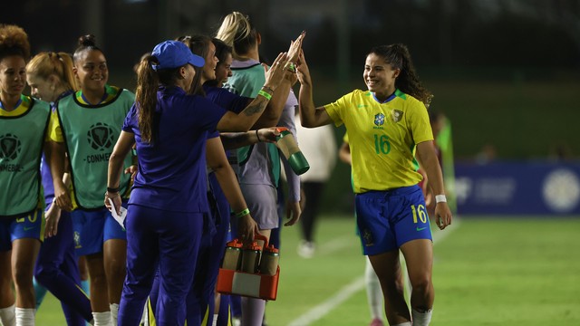Clarinha marcou um golaço pelo Brasil