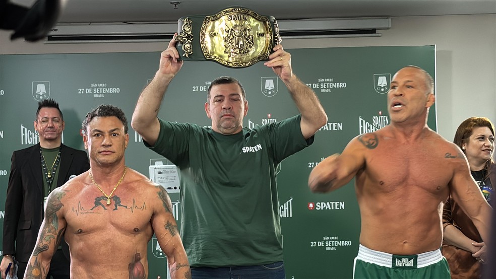Wand fica irritado com time de Popó na pesagem do Spaten Fight Night, véspera da luta — Foto: Vitória Lemos