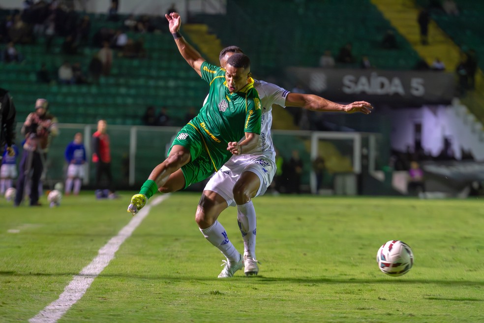Zé Carlos disputando lance — Zé Carlos na partida contra o Paysandu
