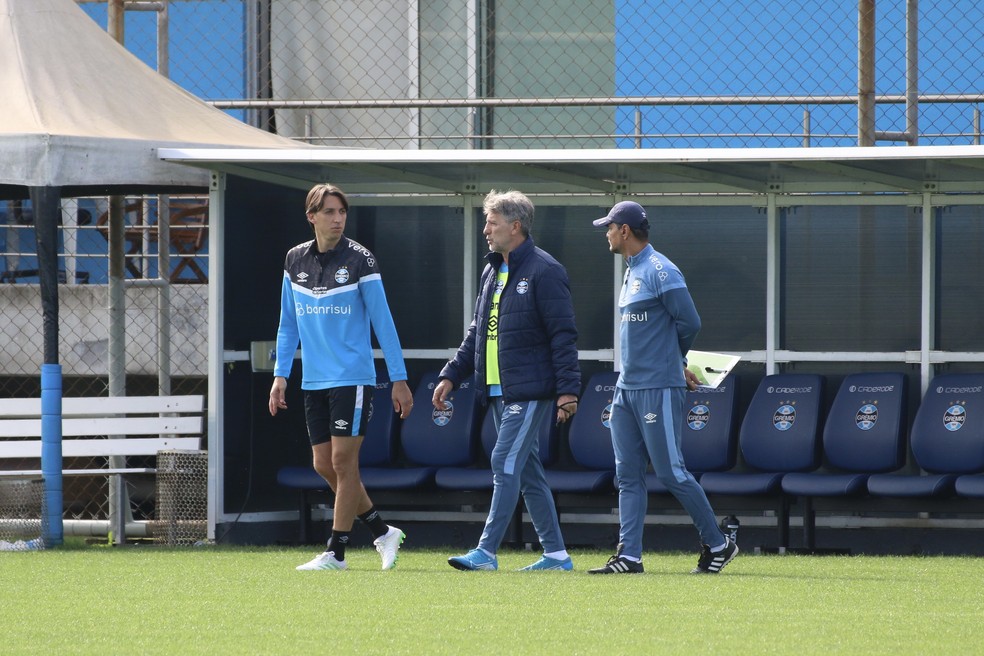 Geromel e Renato ainda não renovaram oficialmente com o Grêmio — Foto: Gabriel Girardon