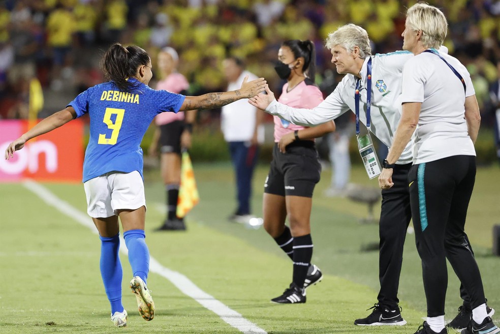 Pia comemora com Debinha o gol do título do Brasil na Copa América Feminina — Foto: EFE