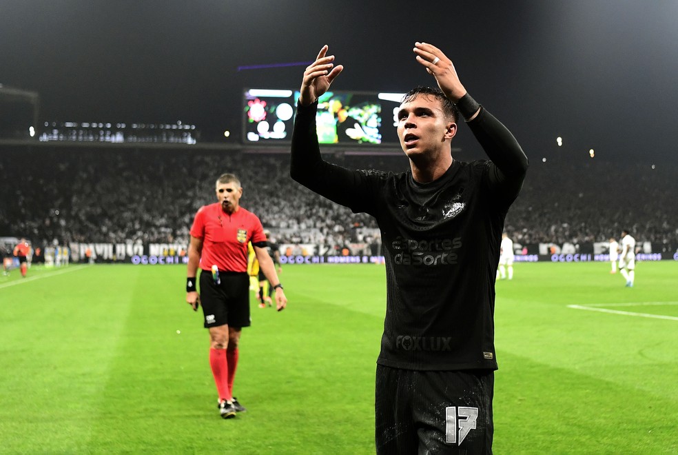 Corinthians x Grêmio, gol anulado de Giovane — Foto: Marcos Ribolli