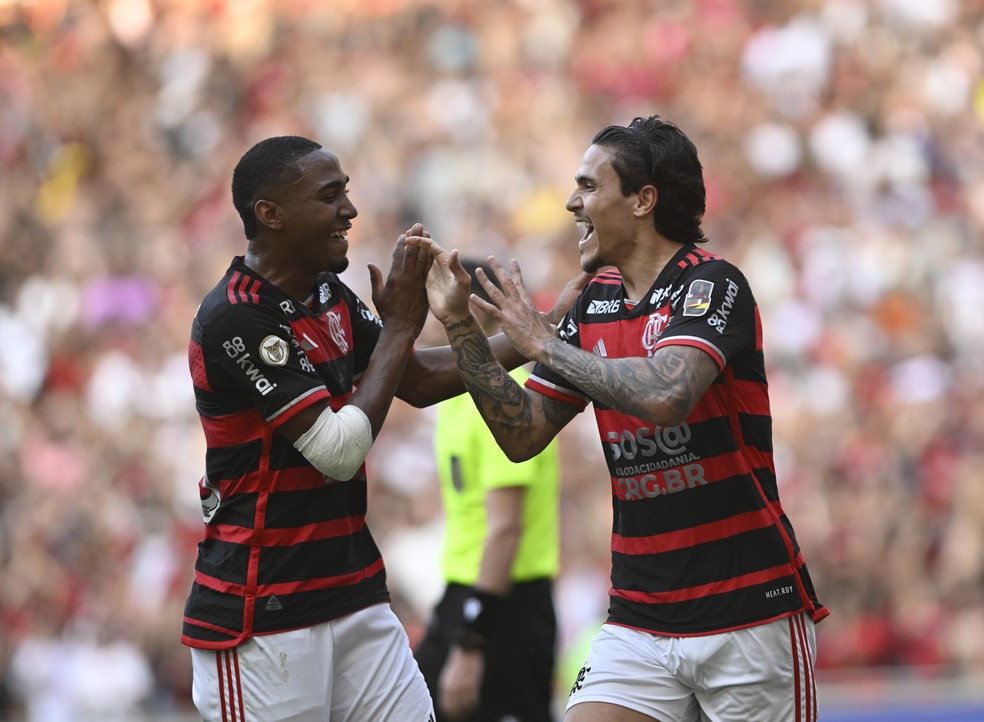 Lorran e Pedro comemoram gol do Flamengo no Maracanã — Foto: André Durão