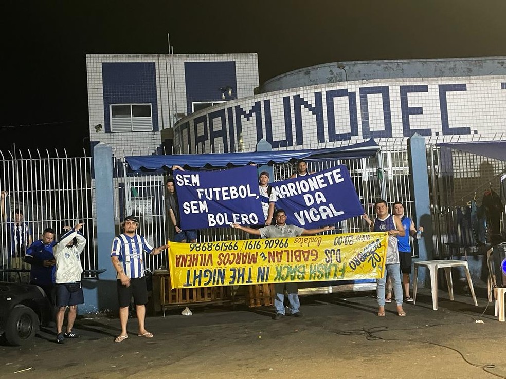 Torecores do São Raimundo arrancaram cartaz que chamava para show na sede — Foto: Roberta Rocha