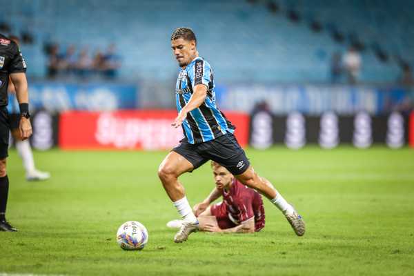 Grêmio notifica lesão muscular do lateral-esquerdo no elenco principal.