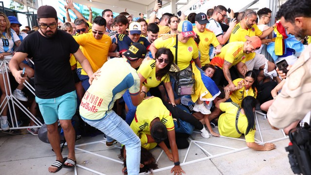 Confusão na entrada da partida entre Argentina e Colômbia