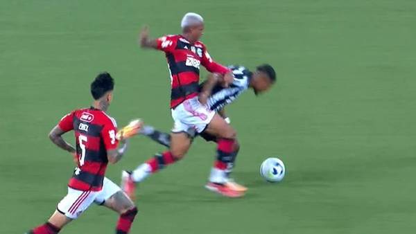 Raphael Claus diz que não teve empurrão em Tchê Tchê em gol do Flamengo contra o Botafogo