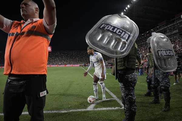 Garrafa é arremessada em Matheus Pereira em partida entre Lanús e Cruzeiro