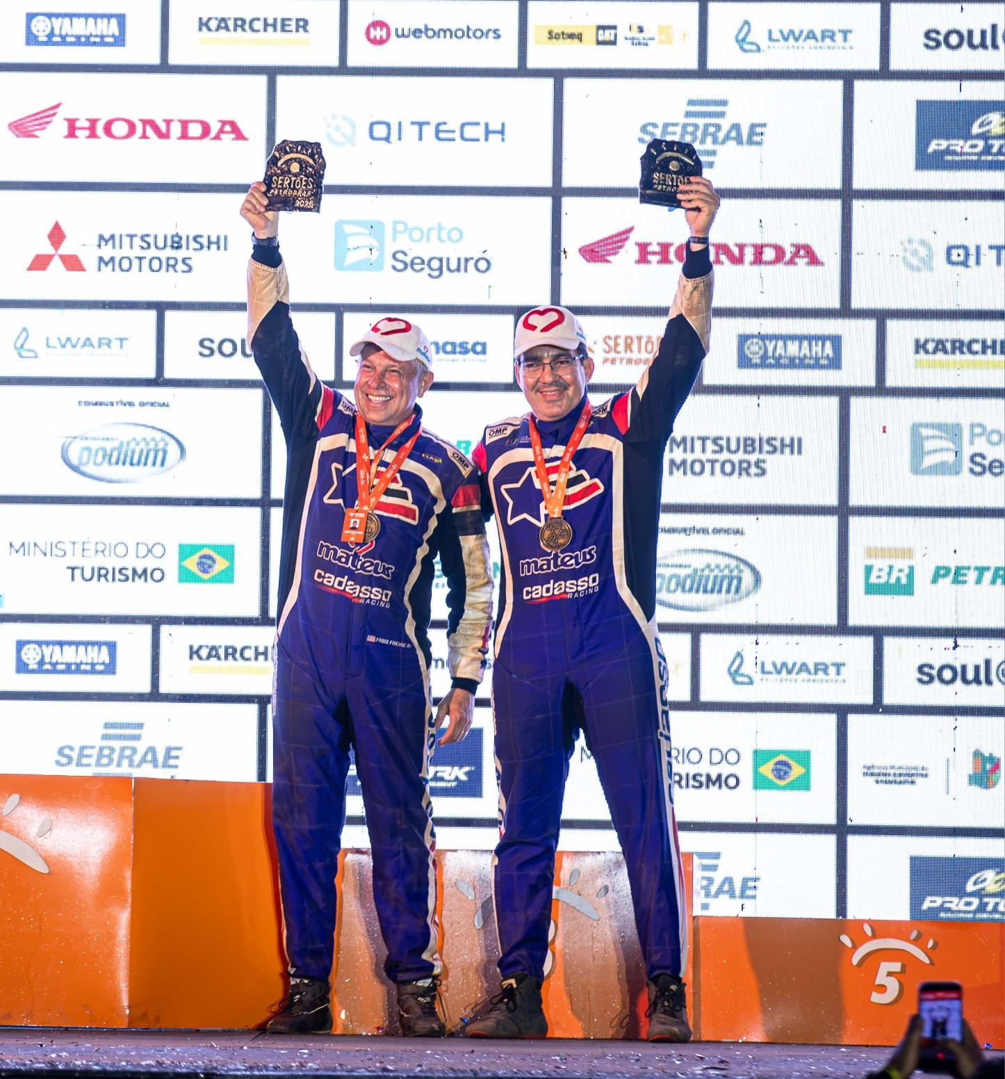 Fábio Cadasso e Marcelo Medeiros no pódio do Rally dos Sertões 2026