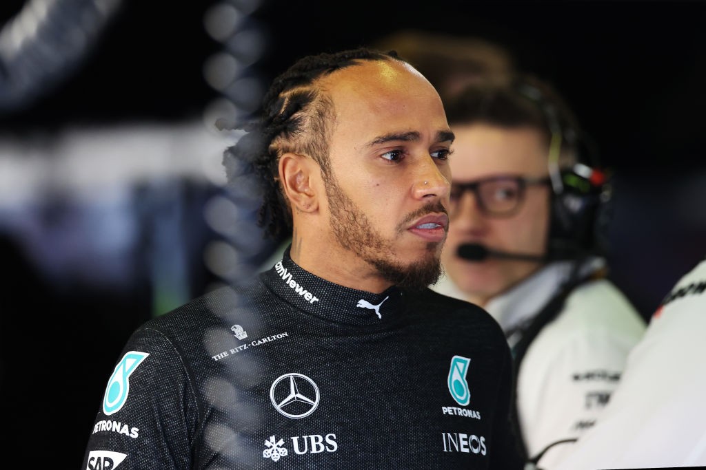 Eliminado no Q2, Hamilton vê Russell melhor na Mercedes em 2024