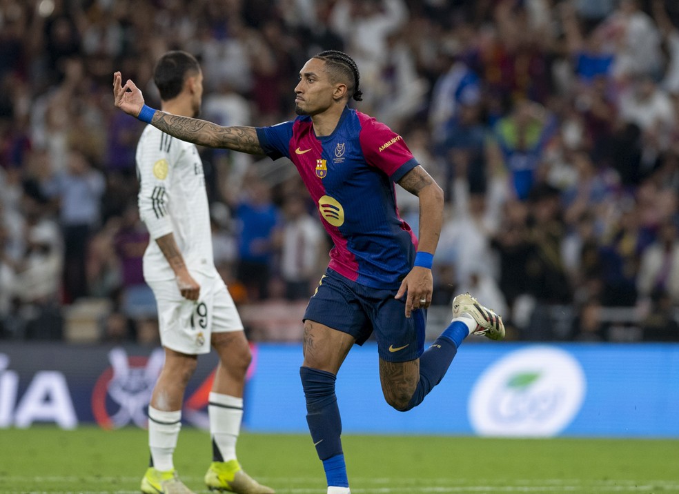 Raphinha marcou dois gols na última final entre Barcelona e Real Madrid, na Supercopa da Espanha — Foto: Getty Images