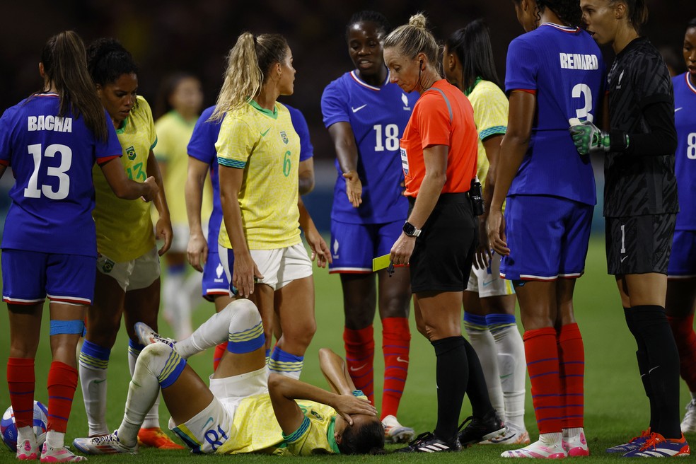 Árbitra Tori Penso na partida entre França e Brasil pelas Olimpíadas de Paris — Foto: Reuters