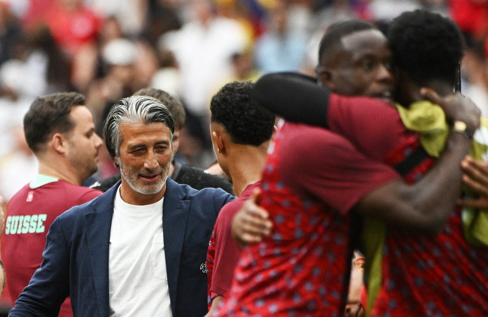Murat Yakin cumprimenta os jogadores antes de Suíça x Argentina