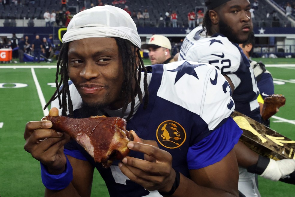 George Pickens, do Dallas Cowboys, saboreia a coxa do peru após vitória no dia de Ação de Graças — Foto: Stacy Revere/Getty Images