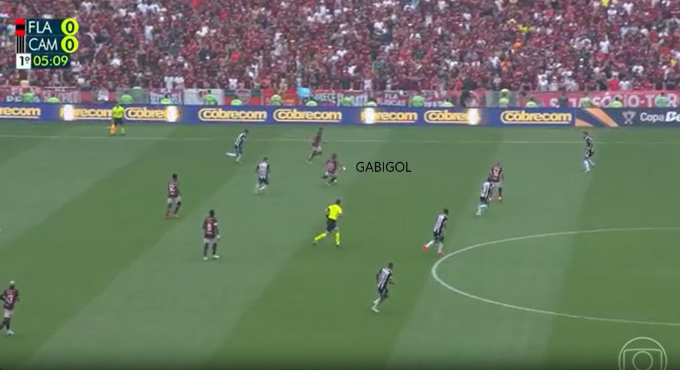 Gabigol recua, recebe a bola e se prepara para lançar Michael