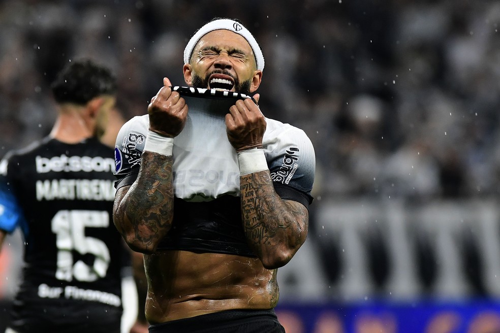 Memphis Depay é um dos jogadores pendurados com dois cartões amarelos no Brasileirão  — Foto: Marcos Ribolli