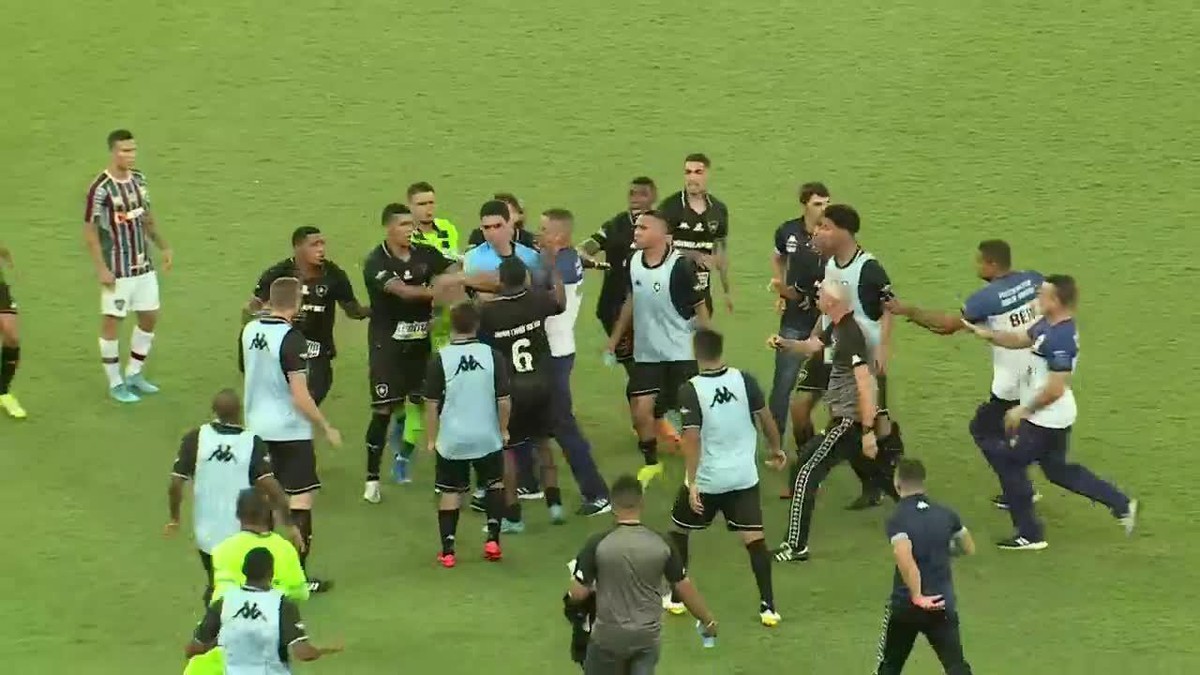 Jogadores do Botafogo ficam na bronca com árbitro por encerrar jogo antes  de falta e geram confusão; veja! - Lance!