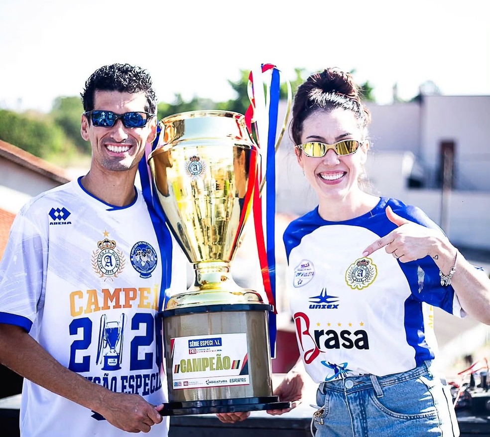 Max ao lado da esposa: dupla faz sucesso na várzea — Foto: Arquivo Pessoal