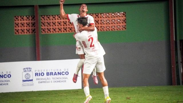 Jogadores do Santa Cruz-AC comemoram gol na decisão do Acreano