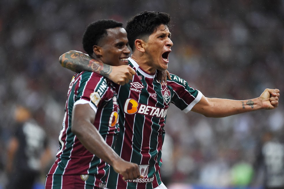 Arias e Cano comemoram gol do Fluminense — Foto: Alexandre Durão / ge