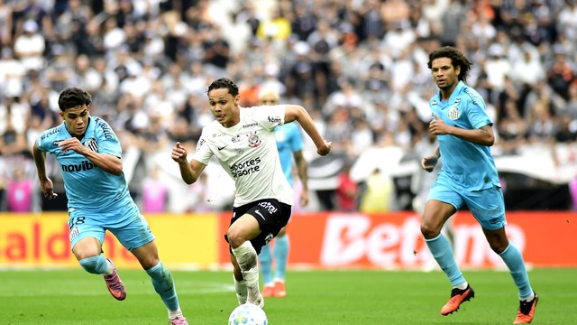 Dieguinho, Gustavinho e Arão em partida entre Santos e Corinthians